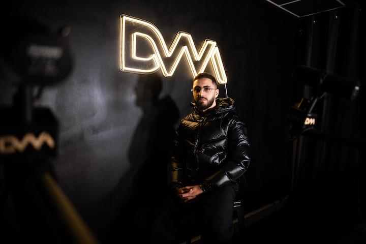 En seulement six mois, Medja et sa bande se sont fait une place dans le paysage rap d’internet avec leur émission sur Twitch DVM Show, pour Devoir Valeur Moralité – ou Dans Vos Mères d'après les viewers.