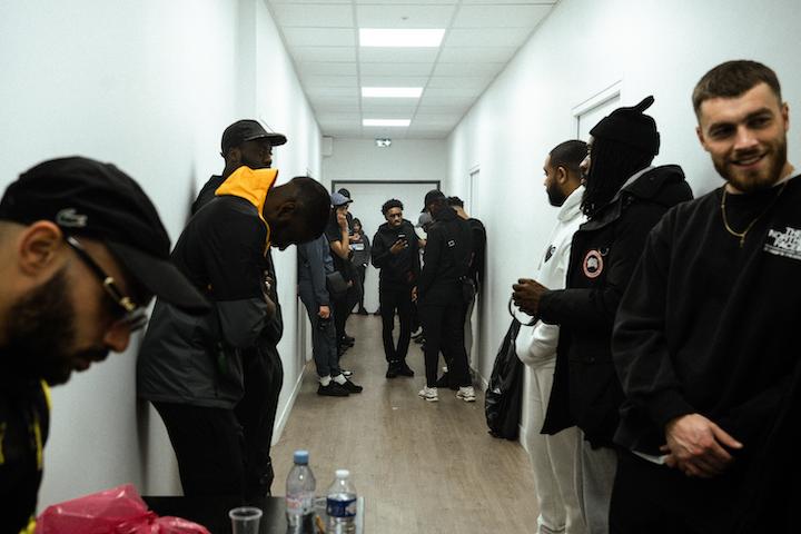 22h30, heure du lancement. Une bonne quarantaine de personnes se sont entassées dans le studio et s’agitent.