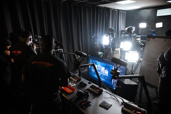 YL commente : « Ce ne sont pas des journalistes, ce sont des streamers qui kiffent. 