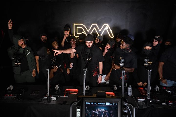 Ovation dès le premier son. Medja attrape alors un micro et balance : « Eh, vous ne me connaissiez pas les gens de la musique il y a deux ans, hein ! »
