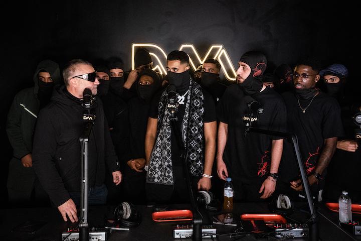 « Eh, balance la surprise là ! » Dans le studio aux murs intégralement noir d’Aulnay, Medja ramène sur le devant des caméras un personnage avec des grandes lunettes de soleil.