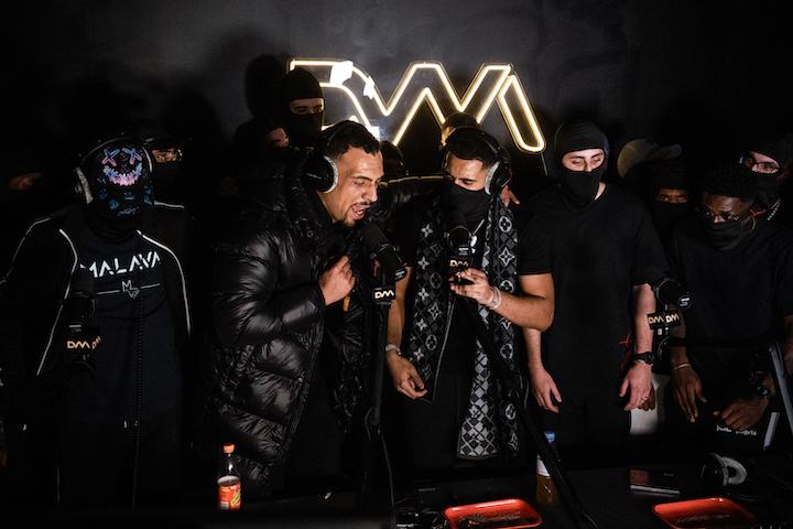 À la droite d'Ashe 22, le rappeur marseillais YL.