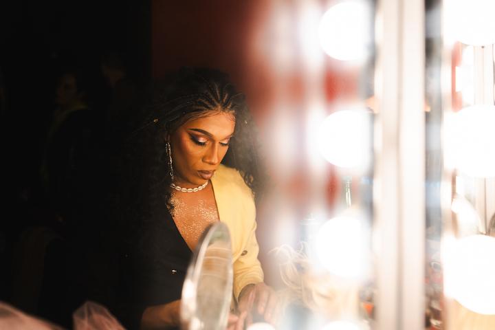 Cela fait plusieurs années que Soa de Muse souhaite participer à l’émergence d’une scène drag 100% noire. Ce projet est aujourd’hui sur le point d’aboutir avec Diasporas, un nouveau spectacle en création au Centre national de la danse