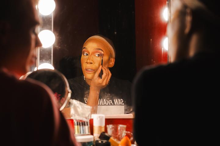 Voilà 12 ans que Soa évolue dans le milieu de la nuit. Son prénom, elle se l’est choisi à 15 ans. Elle se dit non binaire, soit le fait de ne pas se reconnaître comme strictement femme ou strictement homme.