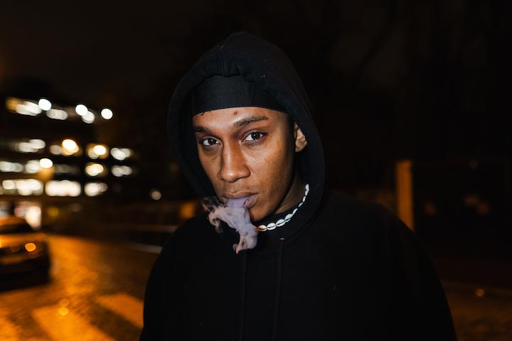 « Je ne peux tout simplement pas m’empêcher d’être moi », confie Soa, quelques minutes avant d’ouvrir son spectacle, une clope dans une main et un cocktail baptisé « la Guérillère » dans l’autre.