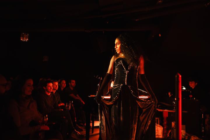 À 15 ans, elle choisit son prénom, pour la scène comme la vie : Soa. Une renaissance pour la future queen, jusque-là assez mal dans sa peau d’ado assigné garçon. « Mes parents m'ont autorisé à faire les activités que je voulais, mais ils étaient un peu obligés parce que je partais en dépression. 