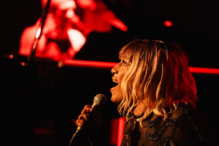 « Son militantisme est omniprésent », remarque Paul Levrez, son manager. « Parfois, je me dis qu’elle va trop loin. Et après coup, je me rends compte qu’elle a raison. Il ne faut pas édulcorer son propos juste parce qu’on est en face de telle personne ou de telle institution. »