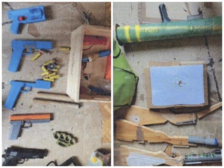 Chez Maxim W., les enquêteurs découvrent dans sa chambre un véritable atelier. Outre un couteau à cran d’arrêt ou une machette de 45 cm qu’il a acheté, les enquêteurs trouvent de nombreuses « armes de poing en 3D en état de fonctionnement ». Ainsi qu’un « lance-roquettes en carton » équipé d’un dispositif électronique, que le mineur a confectionné lui-même. 