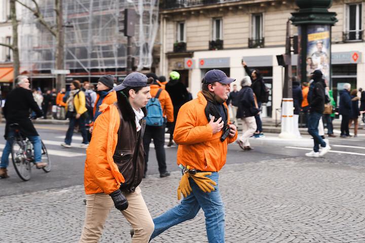 Maxence de l’Action française – encore lui – sécurise l'événement à l’aide d’une oreillette et d’un talkie-walkie