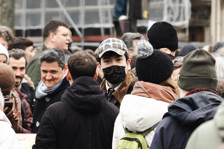 À la Marche pour la Vie, on croise Aloys Vojinovic, ex-membre groupuscule néonazi dissous des Zouaves, en grande conversation avec Paul-Alexis Husak, cadre du GUD Paris.