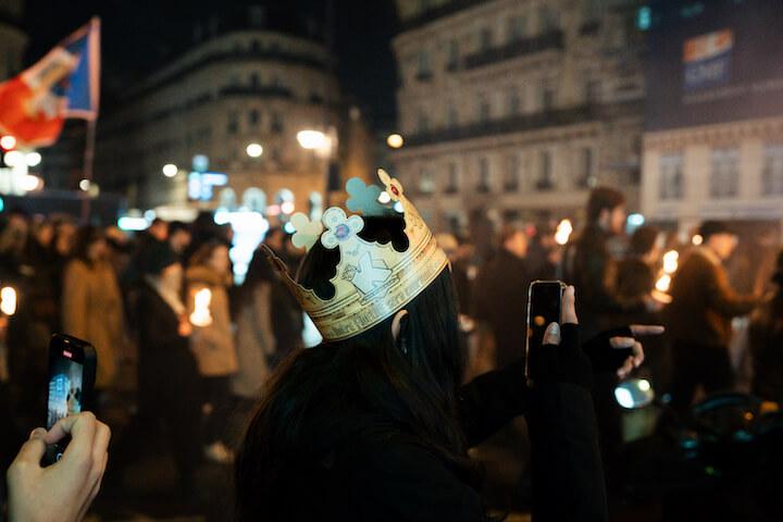 Les manifestants scandent « vive le roi » ou « aujourd’hui l’anarchie, demain la monarchie »