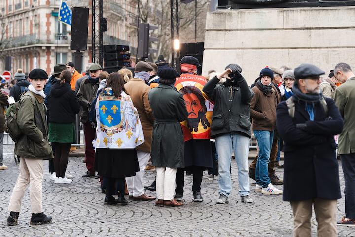 Plus intéressés par notre présence que parce ce qu’il se passe sur scène, plusieurs petits groupes de radicaux nous photographient et nous font signe, tantôt des doigts d’honneur, tantôt des cœurs avec leurs mains
