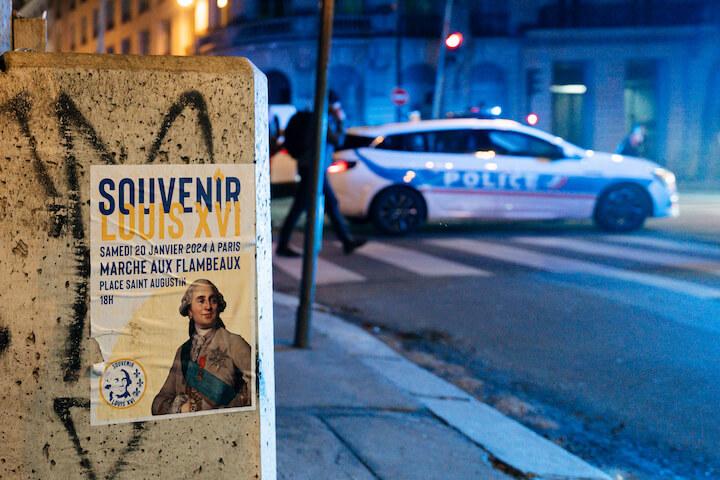 Comme chaque année, les monarchistes défilent aux flambeaux pour rendre hommage au « roi martyr », Louis XVI, guillotiné place de la Concorde le 21 janvier 1793