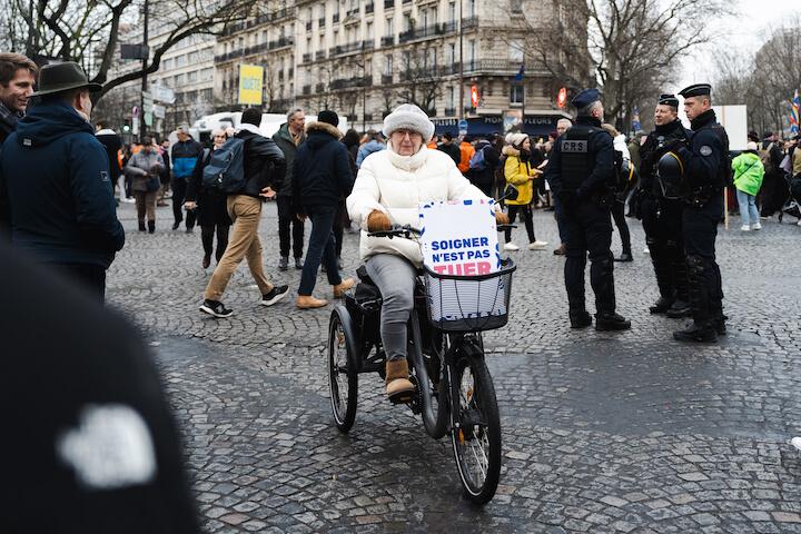 Les personnes âgées côtoient de jeunes adolescents qui dansent sur « Joyeux », un morceau sur la vie d’un enfant porteur de trisomie 21
