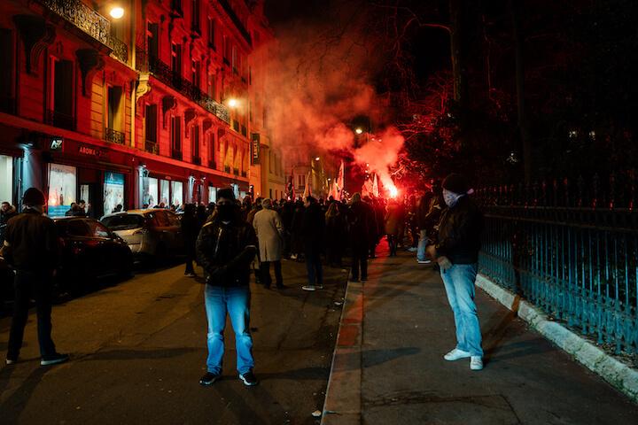 Le service d’ordre de l'Action française nous a bien à l'œil : impossible de s’approcher du cœur du cortège sans être suivis de très près.