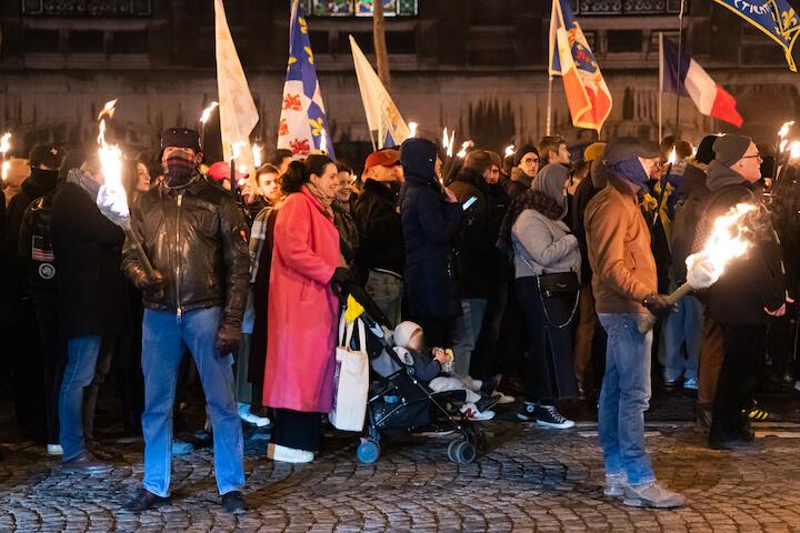 Dans la foule : quelques familles, et même des bébés dans des poussettes, mais aussi des mines plus patibulaires, le visage partiellement masqué par des cache-cous
