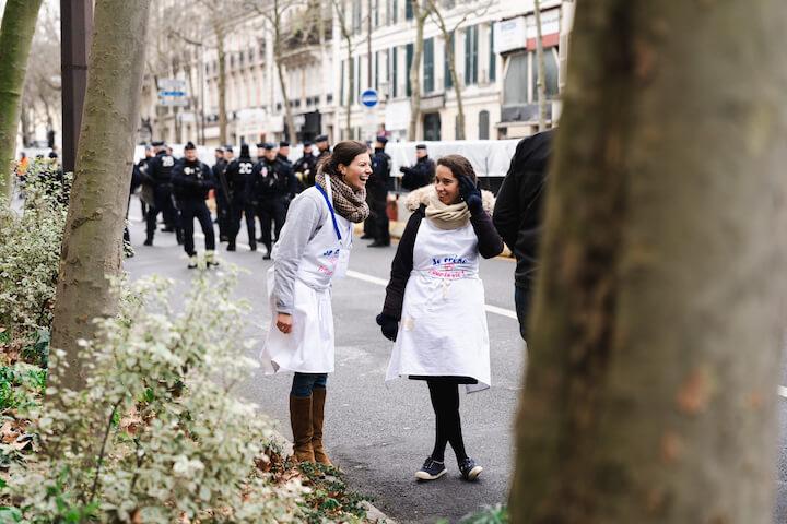 Tabliers au slogan : « Crêpes pour la vie ».