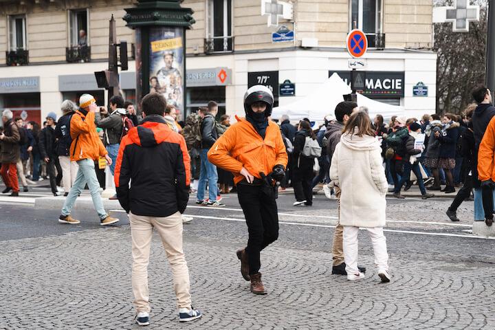 Autour de la place, le dispositif policier est très léger, mais les bénévoles de la sécurité quadrillent la zone, certains avec des casques de moto sur la tête