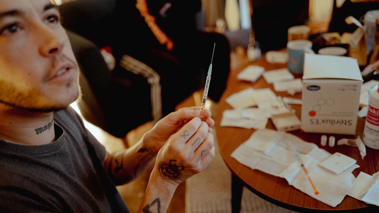 Injections et testostérone : dans l’intimité d’hommes transgenres