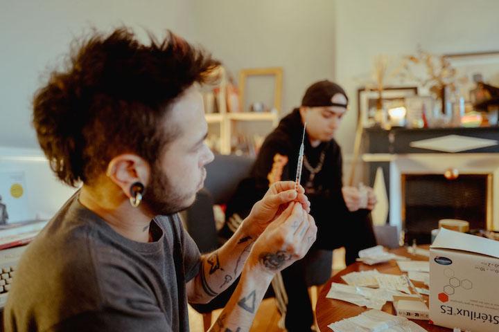 Le médicament disparaît régulièrement de la vente. Baptiste, Tommy, Raph et Caleb l’apprennent directement à la pharmacie, démunis. L’un explique : « Il ne faut pas espacer les injections plus de trois semaines car ton corps te le fait sentir. »