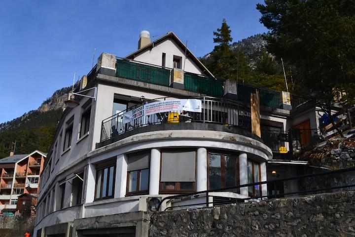 À l'accueil du Refuge solidaire, le lieu de premier accueil associatif, 100 personnes arrivent chaque nuit. « Une fois, elles étaient 171 », se souvient Emma Lawrence qui y travaille. Fin août, jusqu'à 300 personnes logeaient entre ses murs, pour une jauge de 65 personnes