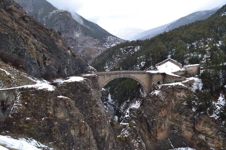 Le pont d'Asfeld traverse la Durance. Le 29 octobre dernier, Yusef, un jeune Tchadien, a fait une chute de plusieurs dizaines de mètres depuis une barre rocheuse dans la Durance, aux portes de Briançon.   