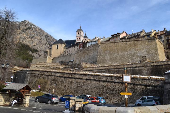 La quiétude règne dans cette sous-préfecture des Hautes-Alpes de 12.000 habitants, bastion historique redessiné par Vauban. Le calme tranche avec l'agitation policière de l'automne 2023, visant à refouler coûte que coûte les personnes exilées vers l'Italie voisine