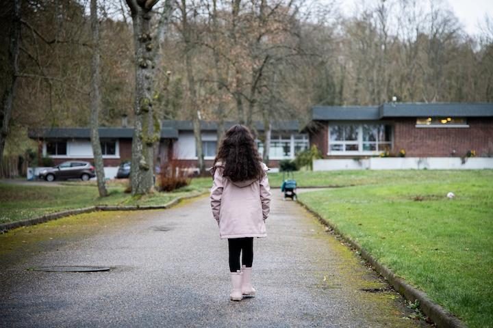 Alaa, jeune mère de 34 ans arrivée de Gaza seule avec sa fille Julia, sept ans, a été « choquée » par les conditions d’accueil dans son Cada