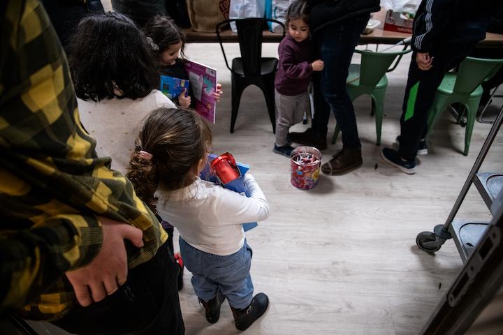 Dans l’urgence de la guerre, les familles n’ont quasiment rien emporté avec eux. À l’aéroport, beaucoup de rapatriés, dont des enfants, ne portent que des habits d’été. « Il faisait froid ici, mais pas encore à Gaza », explique Tesnim (1)