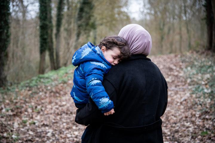 Quand Sonia raconte son exil, son fils s'endort sur son épaule. La famille a décidé de fuir sans rien emporter : « On s’est retournées à un moment et on a vu notre immeuble bombardé. On a couru pendant cinq kilomètres ».