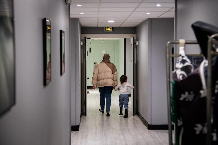 Dans un hôtel Ibis d’Île-de-France où les rapatriés ont été transférés par France Horizon, la prise en charge est sommaire.