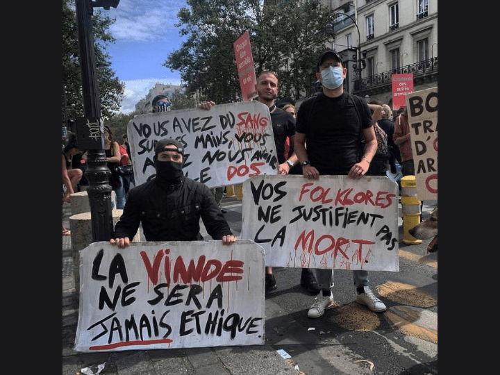 Avant la constitution du réseau Pythagore, « Jean Croix Zad » de son pseudo, militait dans d'autres organisations animalistes. On peut le voir ici, aux côtés de Bastien C. – au centre – lors d'une manifestation organisée à Paris en 2021
