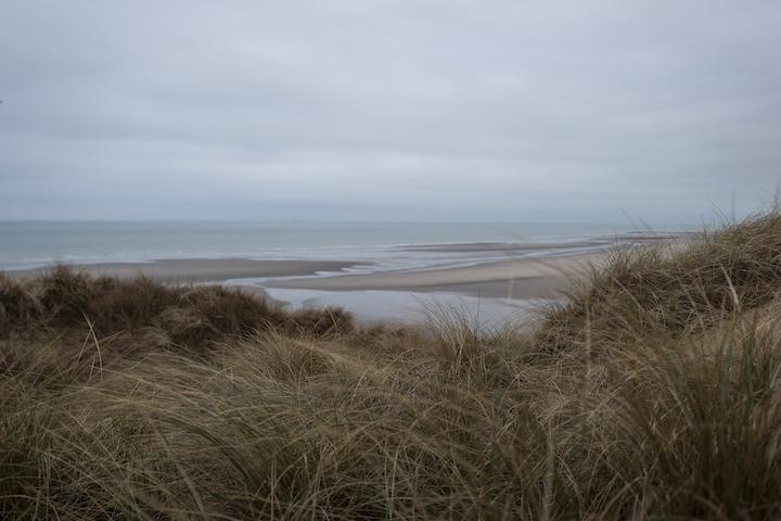 La dune de la Slak est un des points de départ des embarcations vers le Royaume-Uni