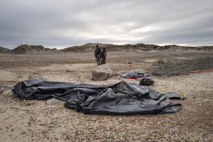Une embarcation et son moteur inutilisables sur la plage de Ambleuteuse