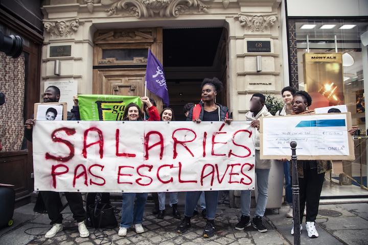 Pour communiquer, les salariés ont un slogan : « Salarié mais pas esclave. » « Pendant un entretien, le directeur nous a lu la définition du mot esclave », se souvient Bridgette qui souligne que tous les grévistes sont racisés
