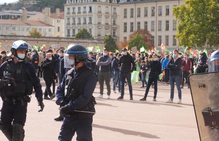 L'ancien militant du Bastion social (deuxième en partant de la droite) a été condamné en 2019 pour avoir fracassé les vitres du local du PCF à coups de barre de fer avec deux proches de l’Action française.