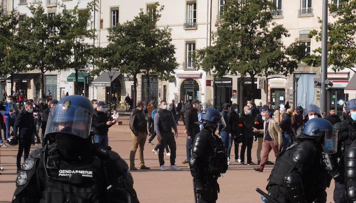 À Lyon, Aubert Michon du Marais a côtoyé les royalistes et les identitaires. Notamment ici en octobre 2020, où il fait le service d'ordre (tout à gauche) d'une mobilisation du collectif Marchons enfants, aux côtés des militants Sinisha Milinov et Adrien Ragot, condamnés pour pour des agressions violentes. 