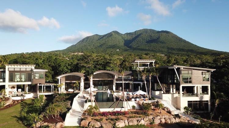 Une cabane au bord de l'eau