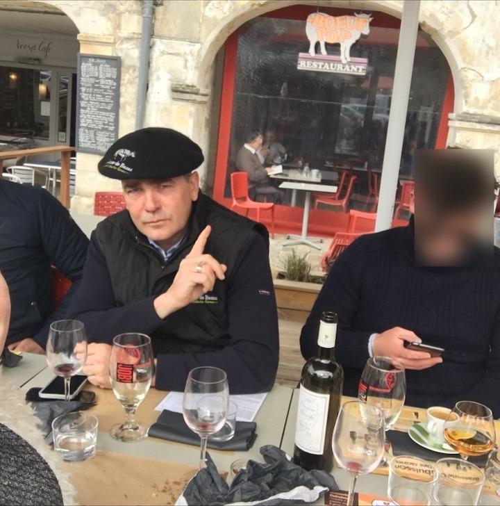 De 2018 à 2022, Matthieu Cavalié a tenté de commercialiser ces vaches via une entreprise nommée la Grise de Bazas. Frédéric Chatillon porte le bérêt brodé de la race.