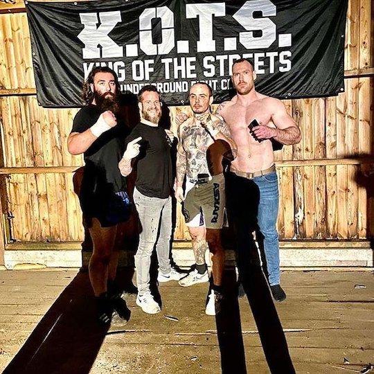 Gaëtan Le Bris lors du K.O.T.S où il a rencontré Valentin Vauthiers (à gauche). En plus du French Viking, Le Bris prend la pose avec le néonazi lillois Tomasz Szkatulski (centre droit) et le néonazi suisse Yanek Czura (à droite).