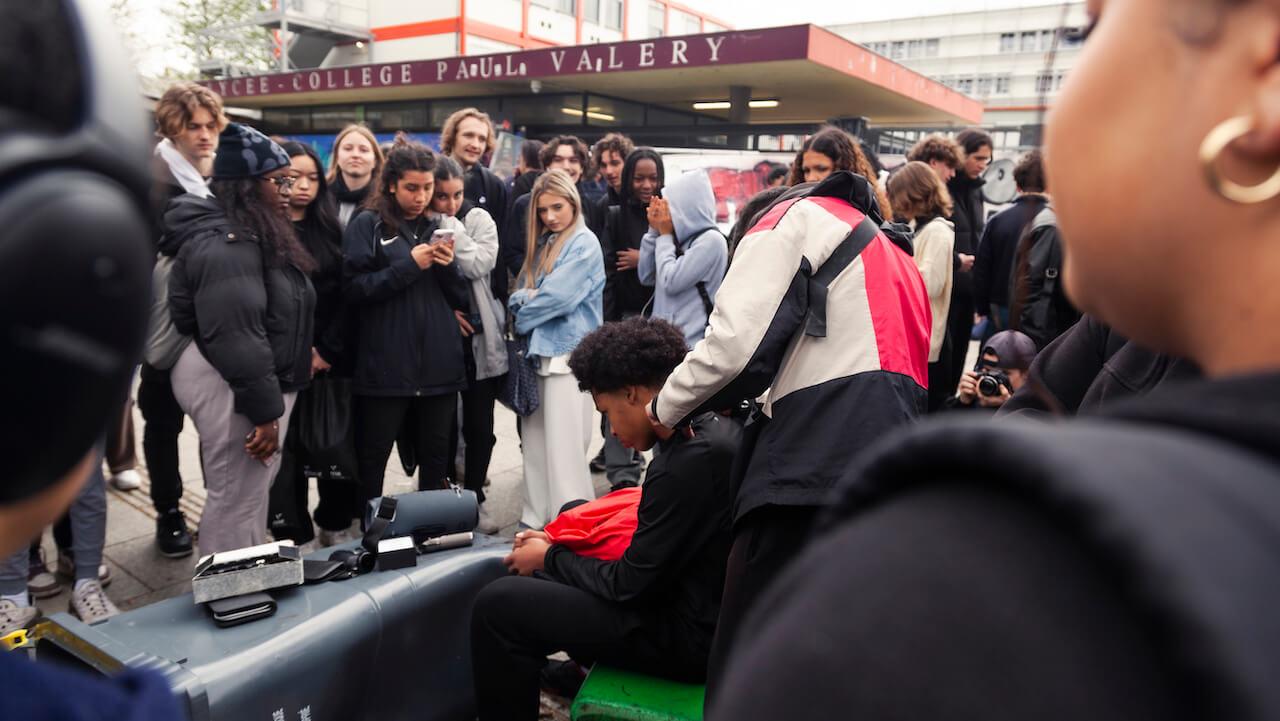 Barbecue, barbershop et match de foot, le blocus lycéen se réinvente