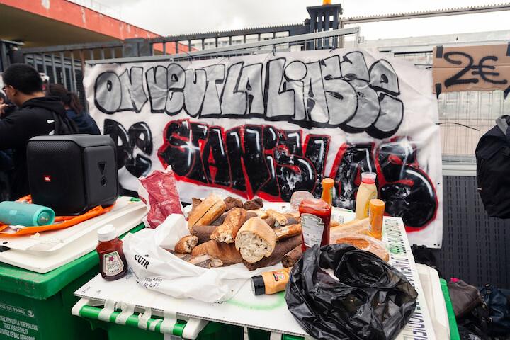 Sur une banderole est inscrit : « On veut la liasse à Stanislas ».
