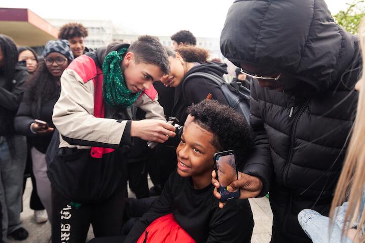Le groupe dénonce un système lycéen qui « encourage la compétitivité et brise les liens de solidarité »