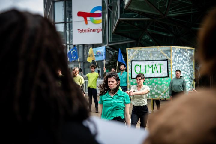 Des militants interpretent une chorégraphie au rythme d’une musique expérimentale. Forcément, pour cette ancienne figure du mouvement contestataire inédit et spontané, ça change des barricades improvisées dans les rues de la capitale.
