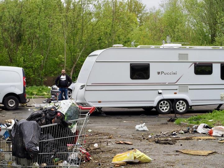 À Villeneuve d'Ascq, une centaine de voyageurs expulsés des aires d'accueils vivent désormais à côté d'une déchèterie sauvage