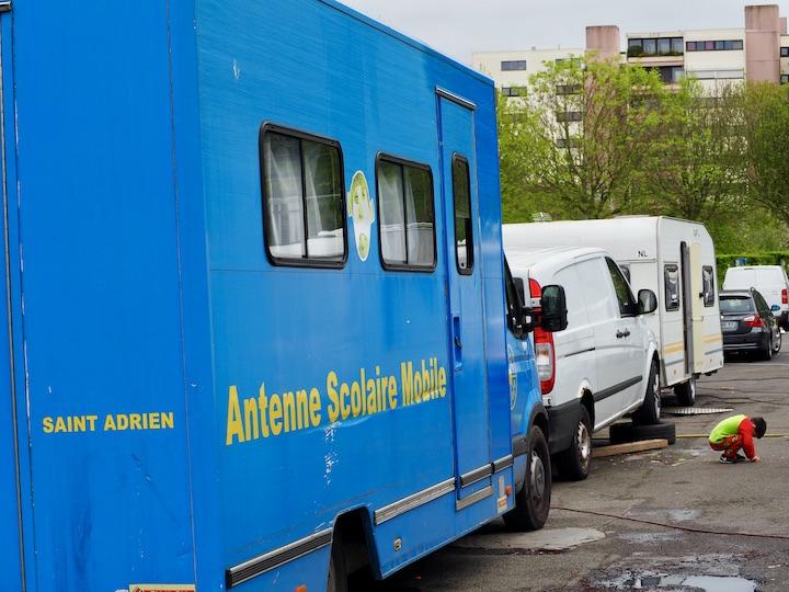 L'antenne scolaire mobile dispense quelques heures d'enseignement sur les terrains occupés par les voyageurs