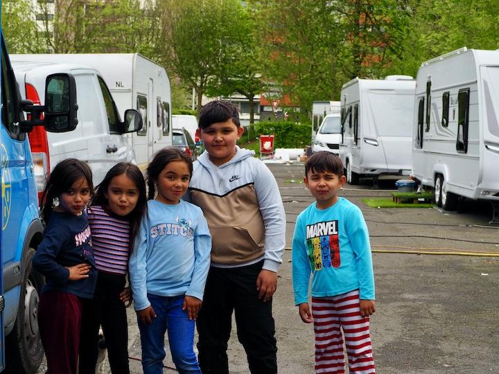 Sur le terrain sauvage de Villeneuve d'Ascq, des dizaines d'enfants sont déscolarisés après avoir été expulsés des aires d'accueil