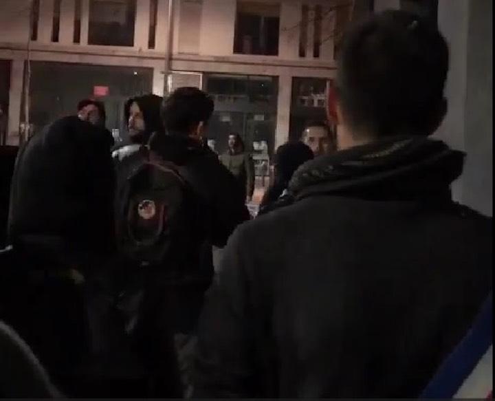 Lors du rassemblement deux élus de la majorité marseillaise étaient présents : Théo Challande-Nevoret (EELV) et Sophie Roques (PS)