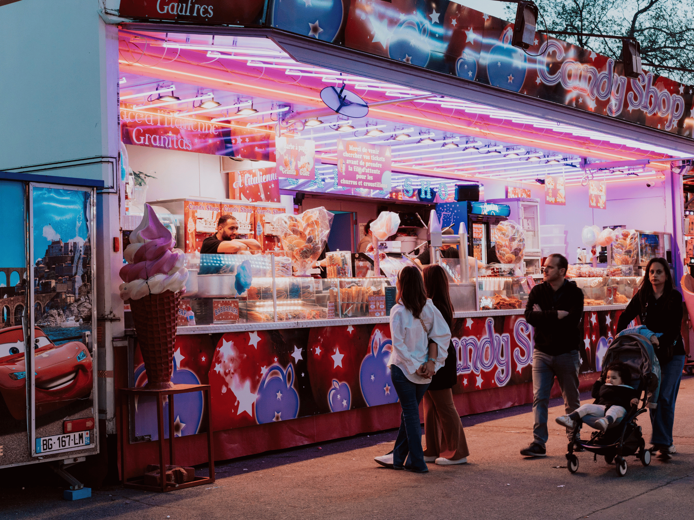 Odeurs de churros et de saucisses, lumières led criardes et écrans qui font tourner la tête : bienvenue à la mythique Foire du trône