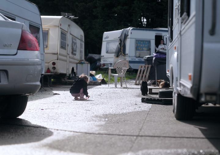 L’aire d’accueil est aujourd’hui surpeuplée : « Cela fait presque 18 ans que l’aire existe. À force, les enfants ont grandi, se sont mariés et ont eu des enfants »